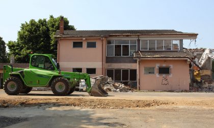 Al via l’abbattimento delle ex scuole di Colombaro per far spazio al nuovo asilo