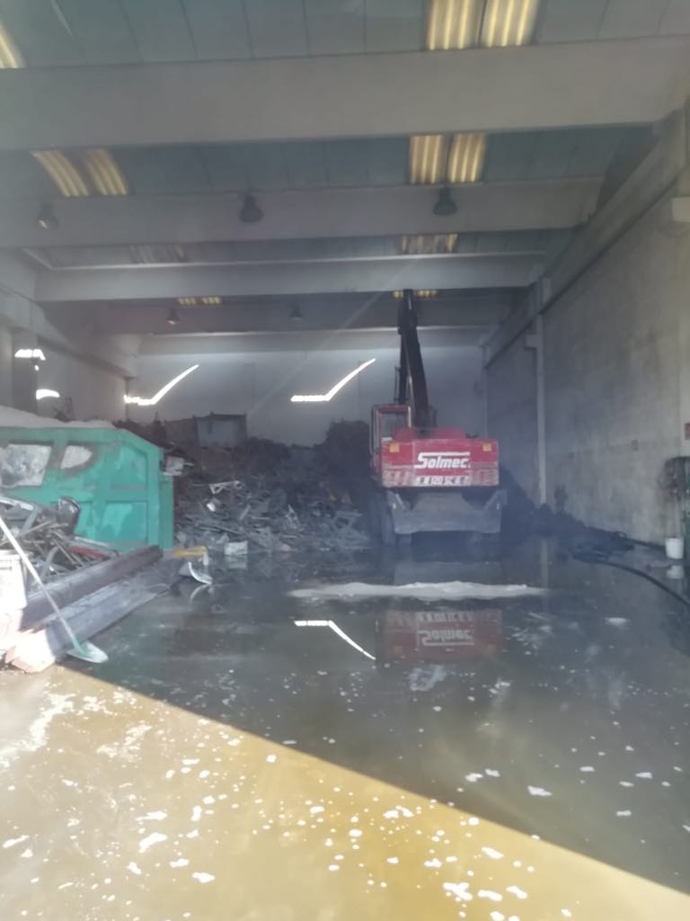 Incendio a Castenedolo: in fiamme container di polveri metalliche