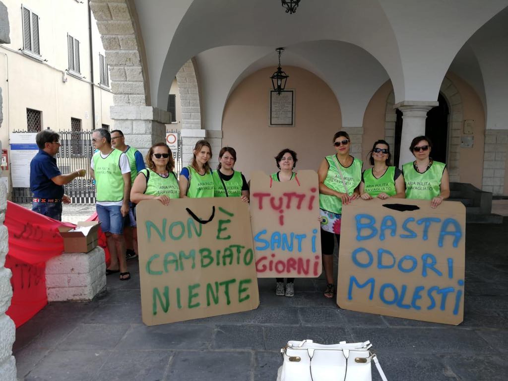 Nuovo flash mob sotto il comune di Travagliato: “Basta odori molesti”