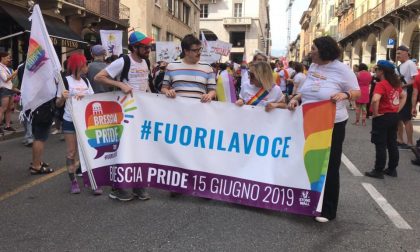 Gay Pride a Brescia: centinaia le persone che sfilano fiere per i diritti e l’amore libero FOTO e VIDEO