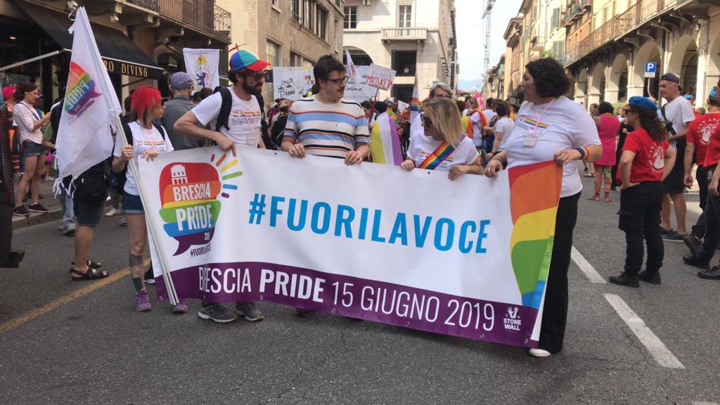 Gay Pride a Brescia: centinaia le persone che sfilano fiere per i diritti e l’amore libero FOTO e VIDEO