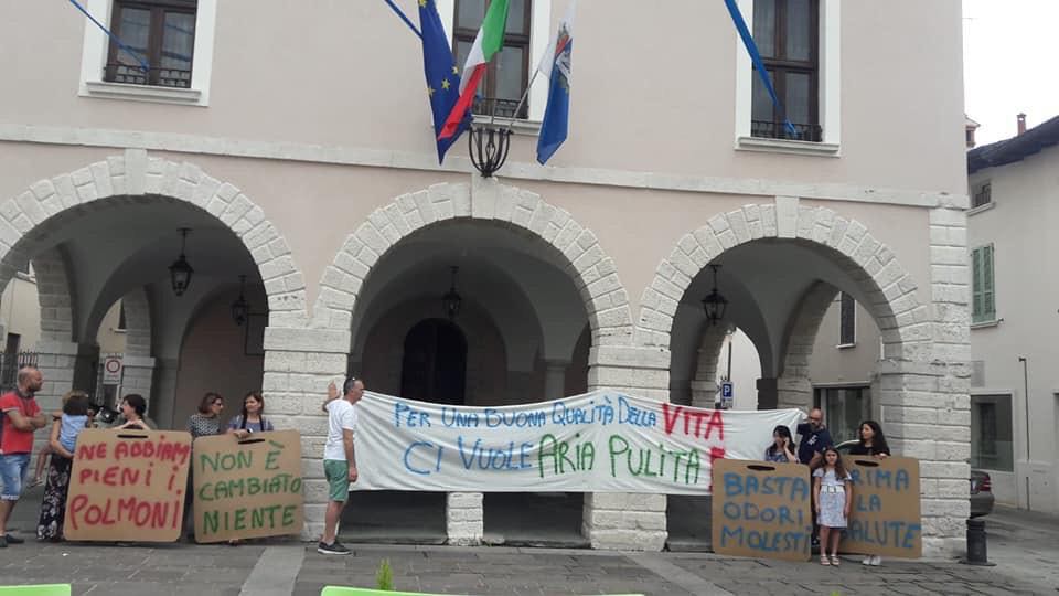 Picchetto al comune di Travagliato: i residenti esasperati dagli odori FOTO