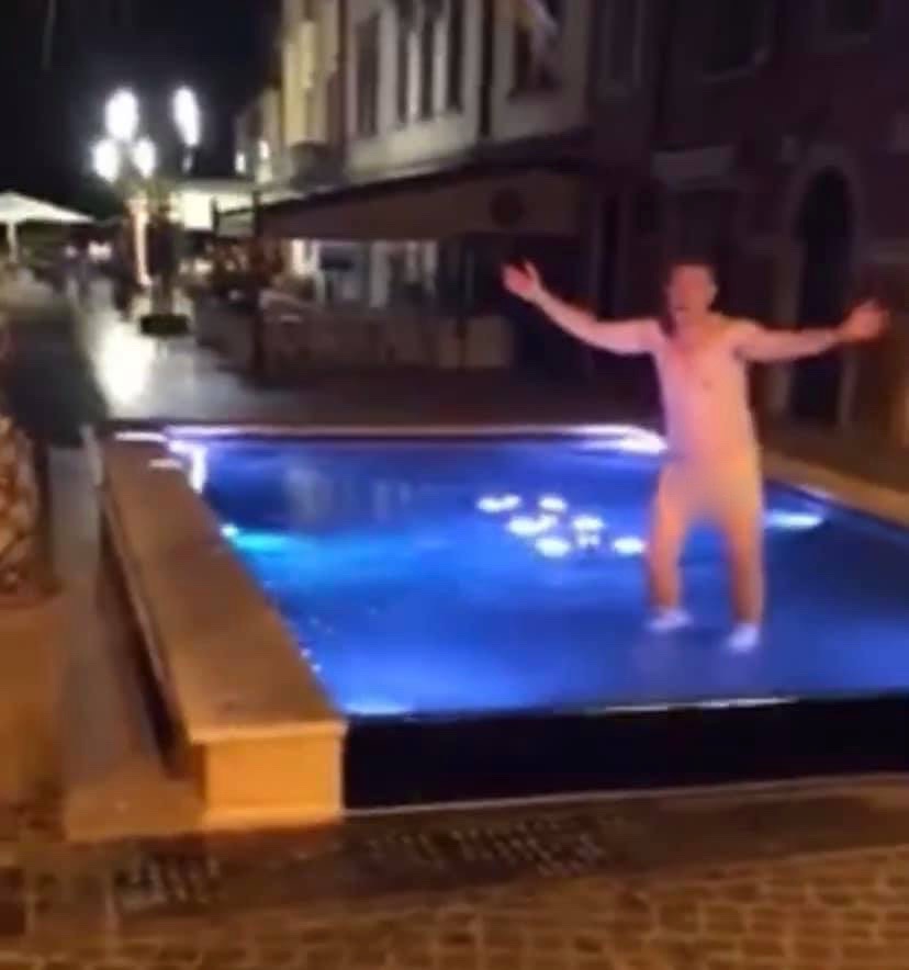 Uomo nudo “si rinfresca” nella fontana di Piazza Vittorio Emanuele II a Salò