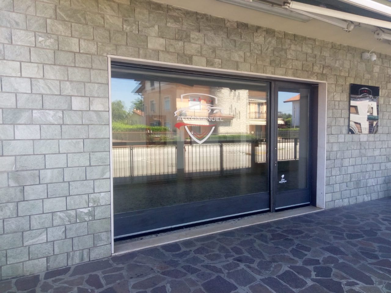 Mega truffa a Palazzolo: i clienti pagano le auto, ma il salone sparisce