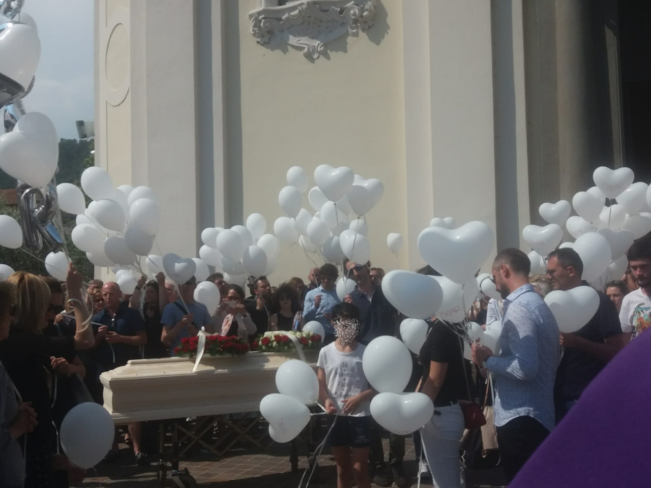 Muore sul lavoro a Capriolo: chiesa gremita per l’addio a Oscar