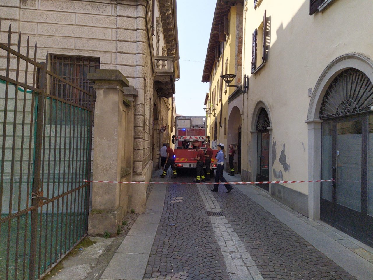 Tegola pericolante: Vigili del fuoco di Chiari in azione in via Cavalli