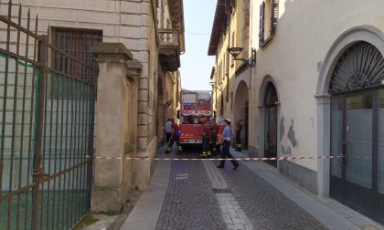 Tegola pericolante: Vigili del fuoco di Chiari in azione in via Cavalli