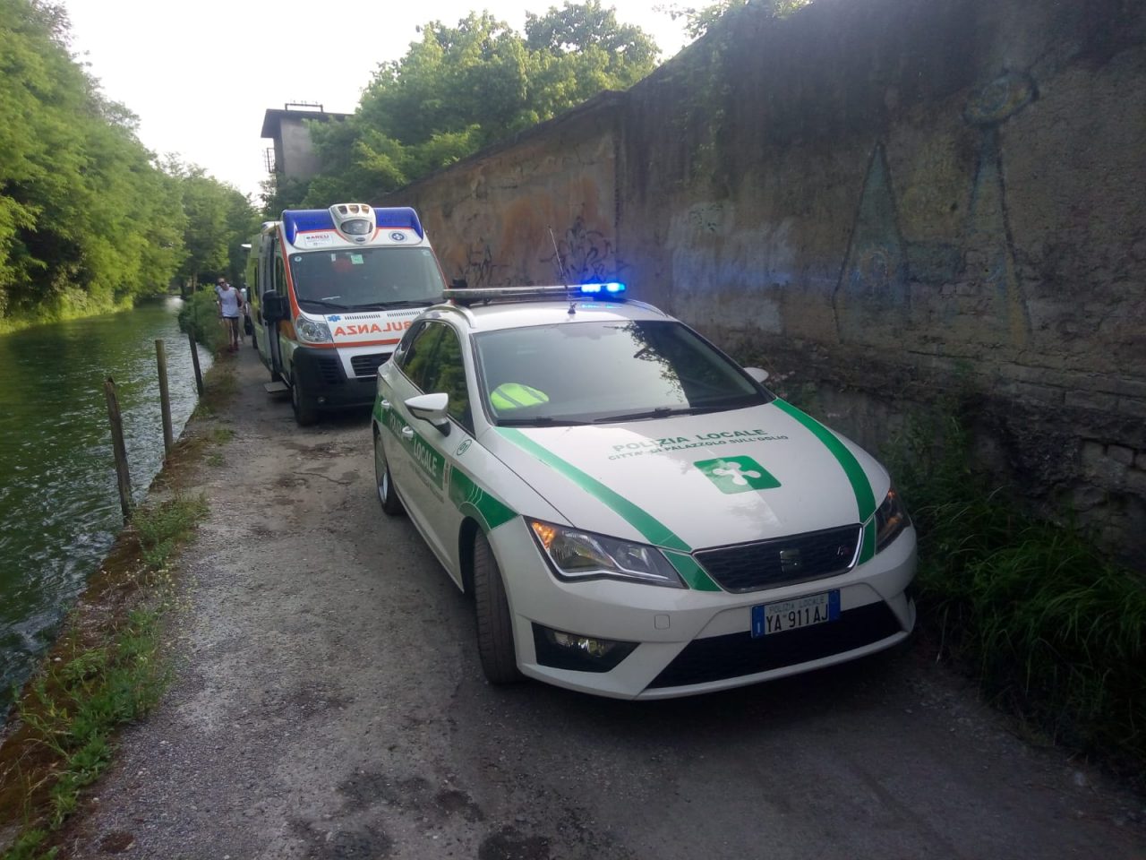 Rischia di annegare: 22enne salvato dall’amico e dai Vigili del Fuoco