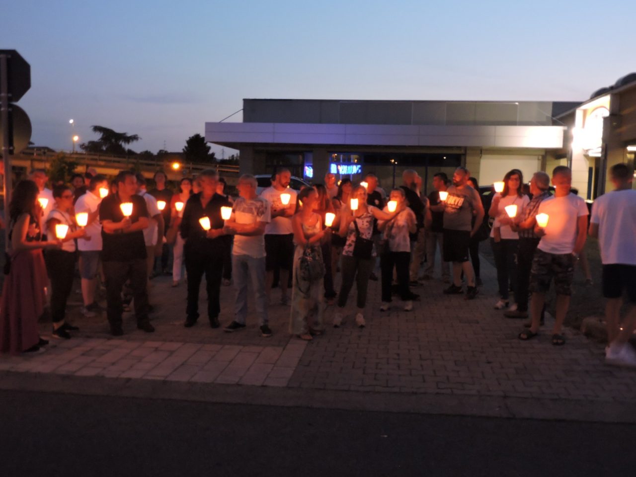 Caso nomadi a Roncadelle: una fiaccolata accende la solidarietà