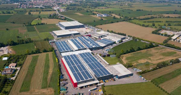 Raid notturno in azienda, spari e coltellate