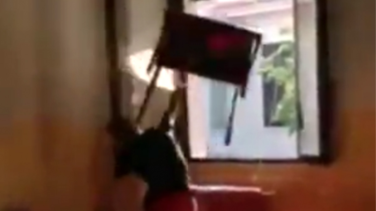 Studenti lanciano banco dalla finestra: 4 sospensioni VIDEO