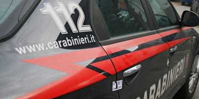 Copre la targa dell’auto con una rubata: beccato da un militare fuori dal servizio