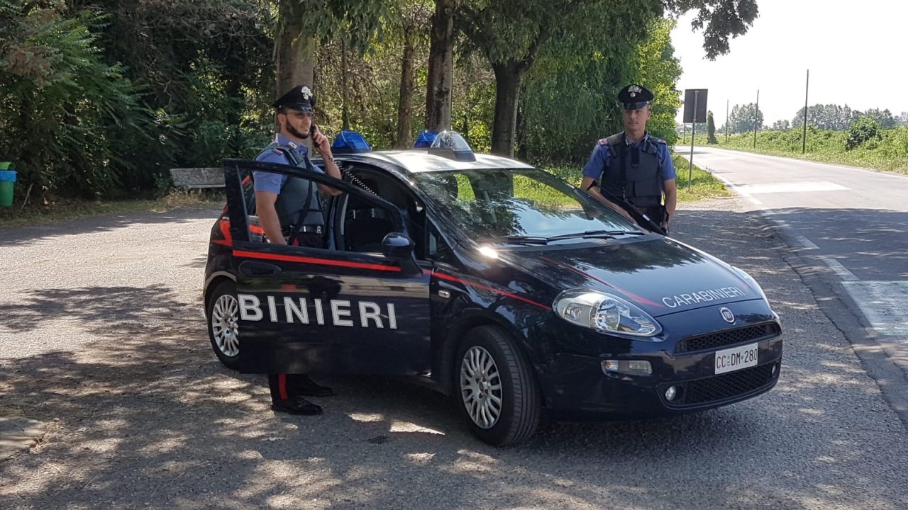 Spara per mettere in fuga i ladri e simula l’aggressione: vigilante denunciato
