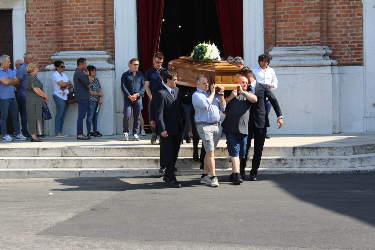 Commozione a Bagnolo per l’ultimo saluto a Patrizia