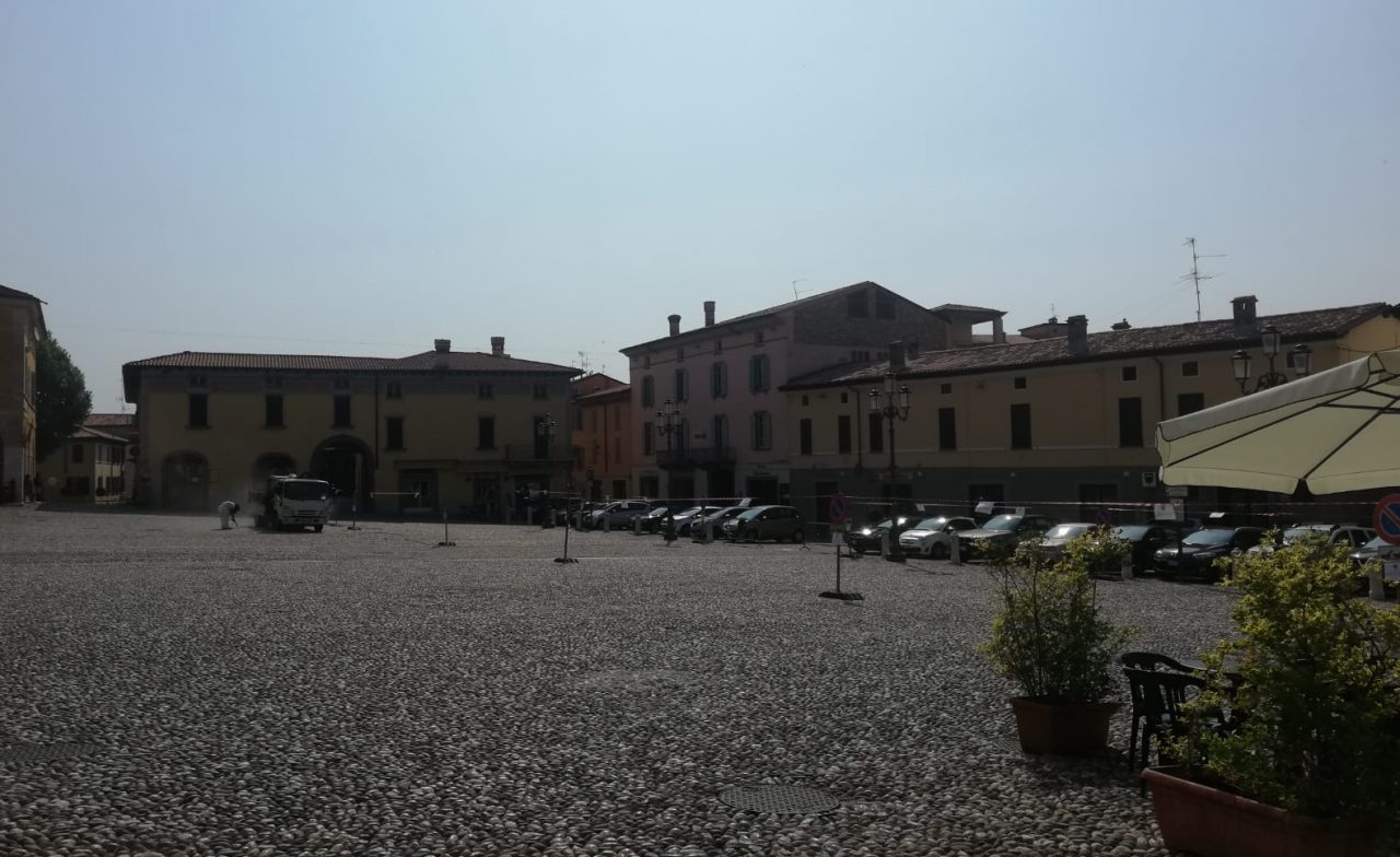 Via i parcheggi da piazza Cavour a Rovato