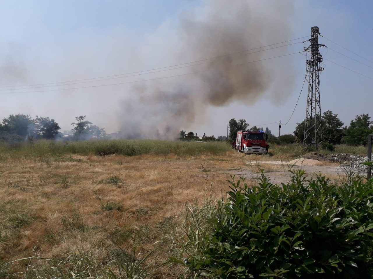 Ancora fiamme dietro al camposanto di Manerbio VIDEO
