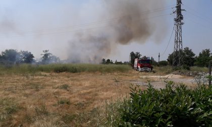 Ancora fiamme dietro al camposanto di Manerbio VIDEO
