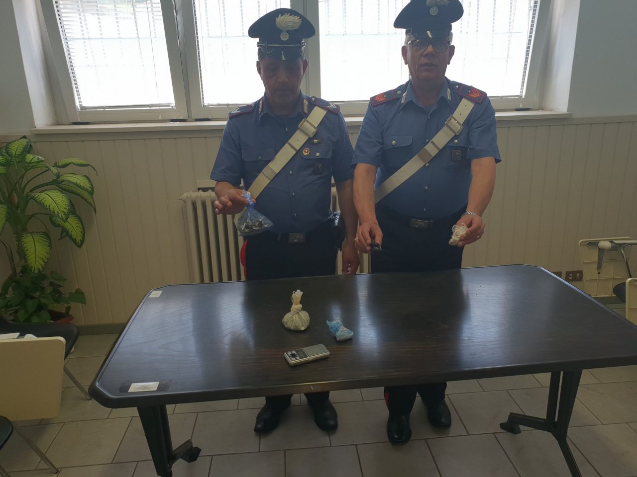 Supermarket della droga in casa, 21enne in manette