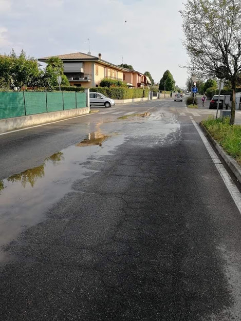 Scoppiano le tubature a Mairano, strade allagate
