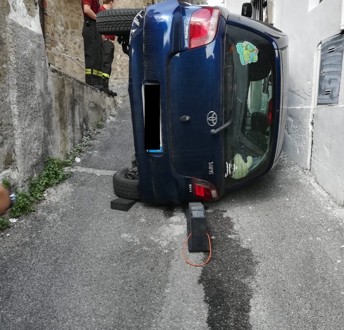 Auto ribaltata e incastrata in un vicolo di Capriolo