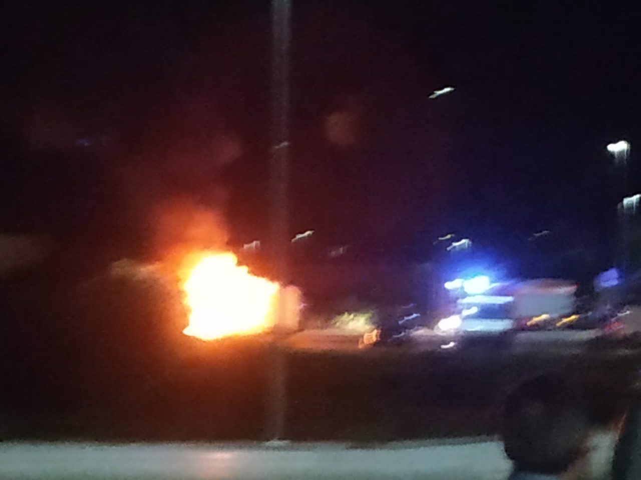 Furgone in fiamme nella notte a Provaglio