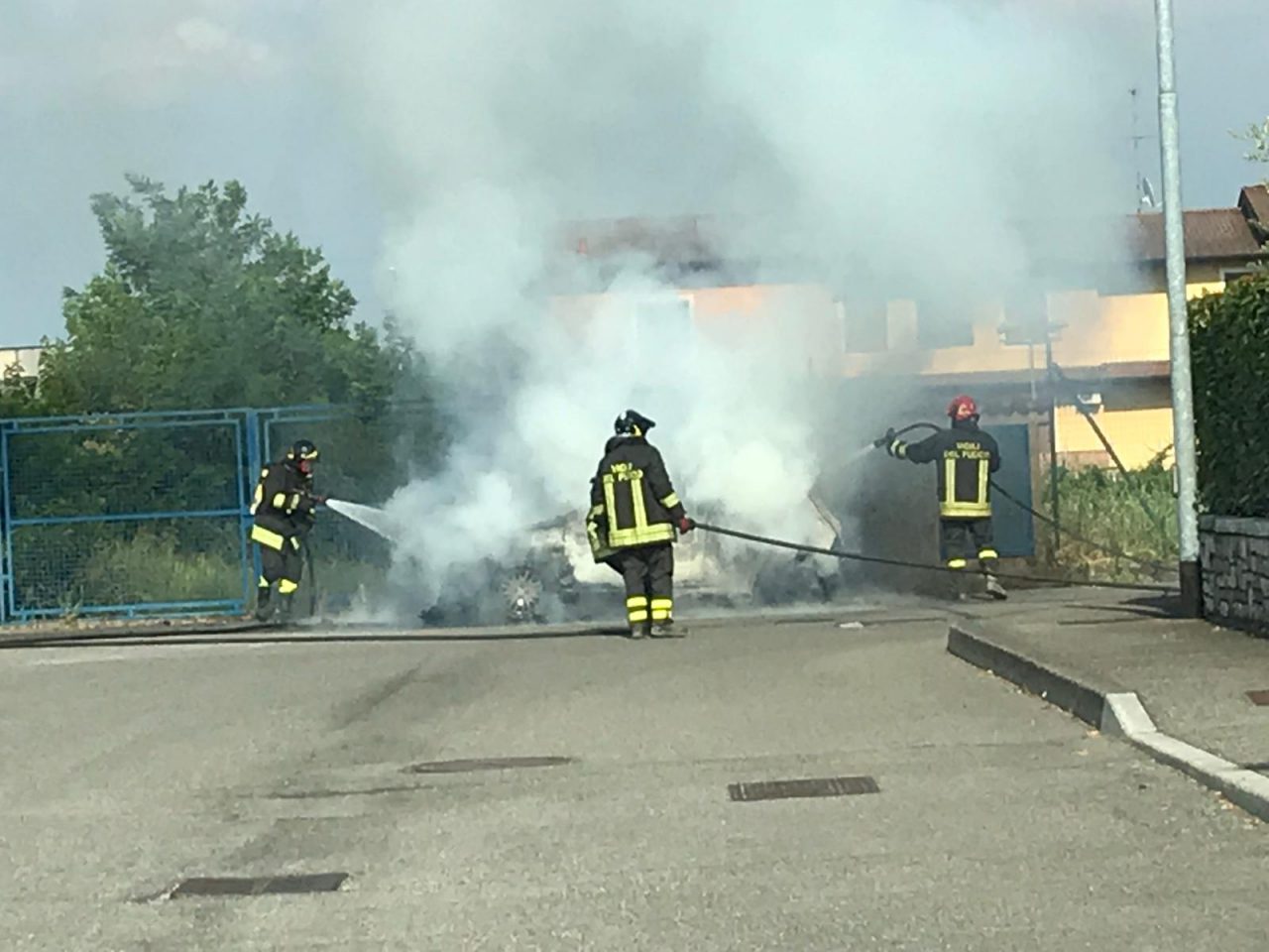 Auto in fiamme in zona industriale a Castrezzato