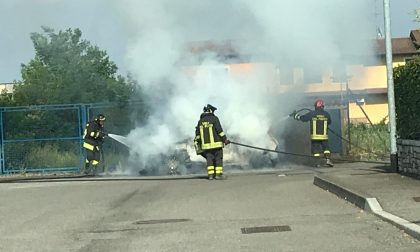 Auto in fiamme in zona industriale a Castrezzato