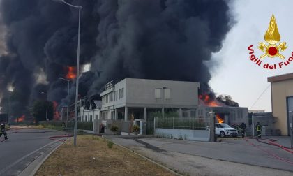 Azienda di vernici va a fuoco: chiuso un tratto della A4 FOTO E VIDEO