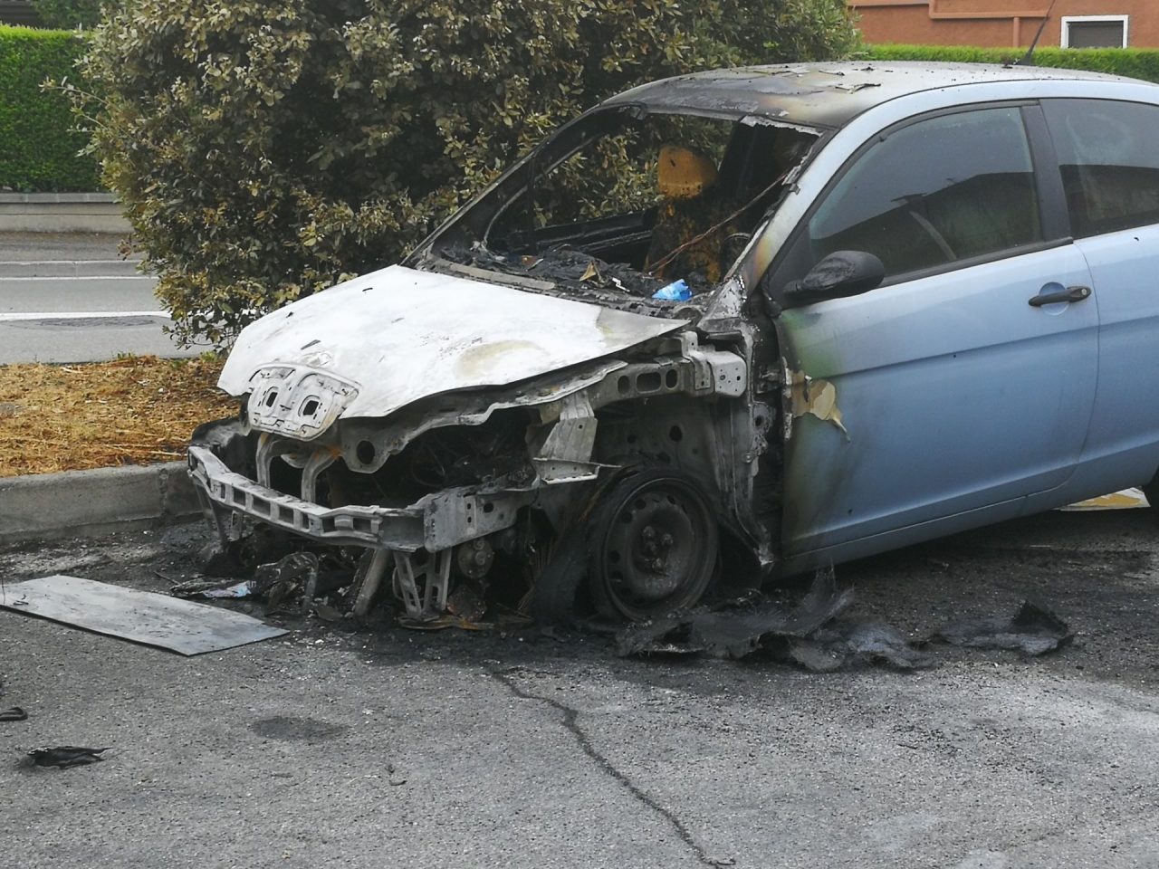 Roncadelle in fiamme: bruciate cinque auto