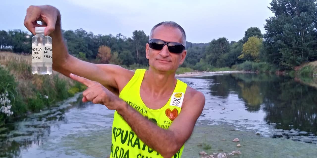 Carmine Piccolo in Broletto per consegnare l’acqua del Chiese a Guido Galperti