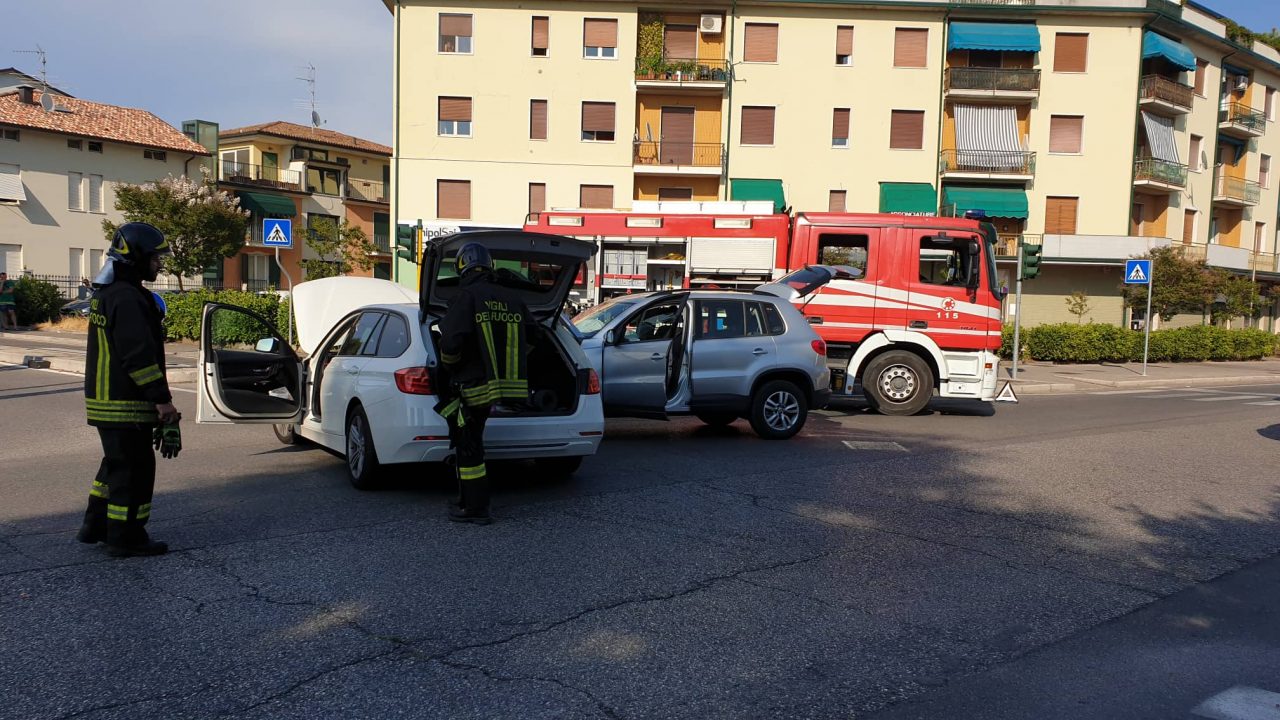 Incidente blocca incrocio: intervengono i Vigili del Fuoco