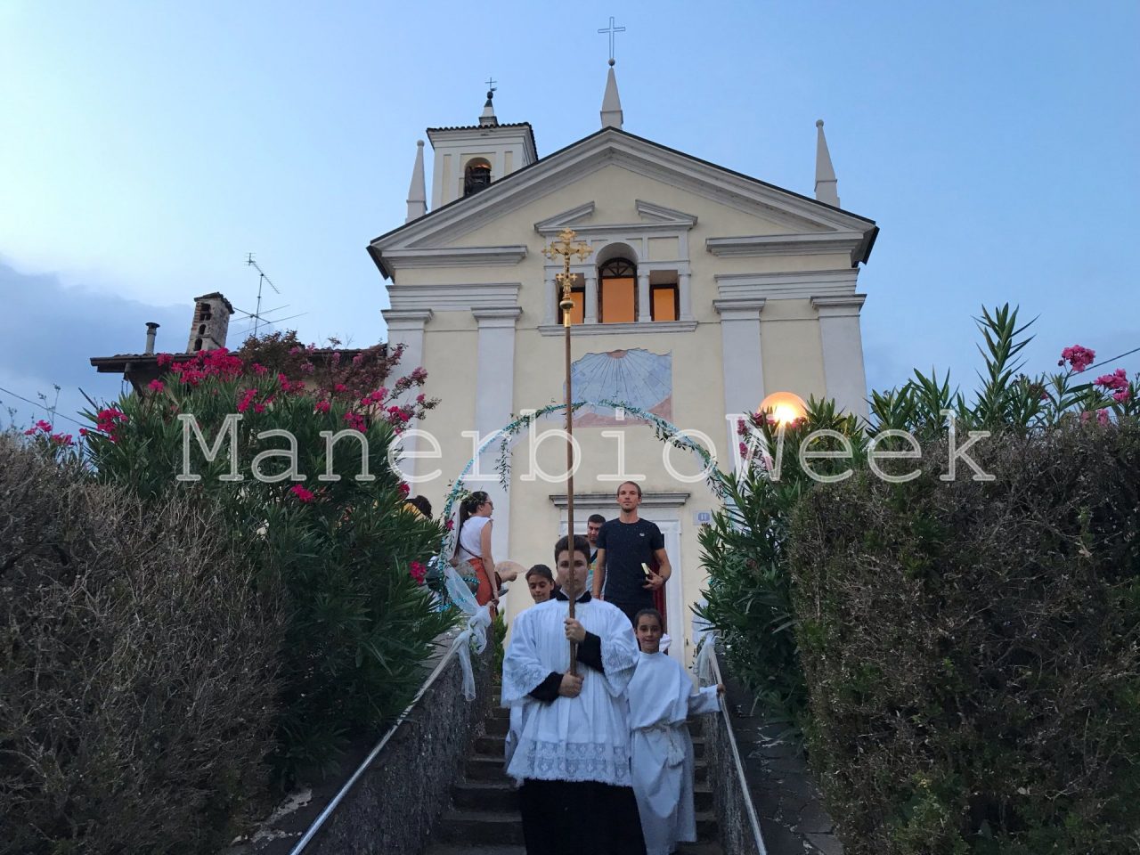 I fedeli ai Dossi per celebrare Sant’Anna