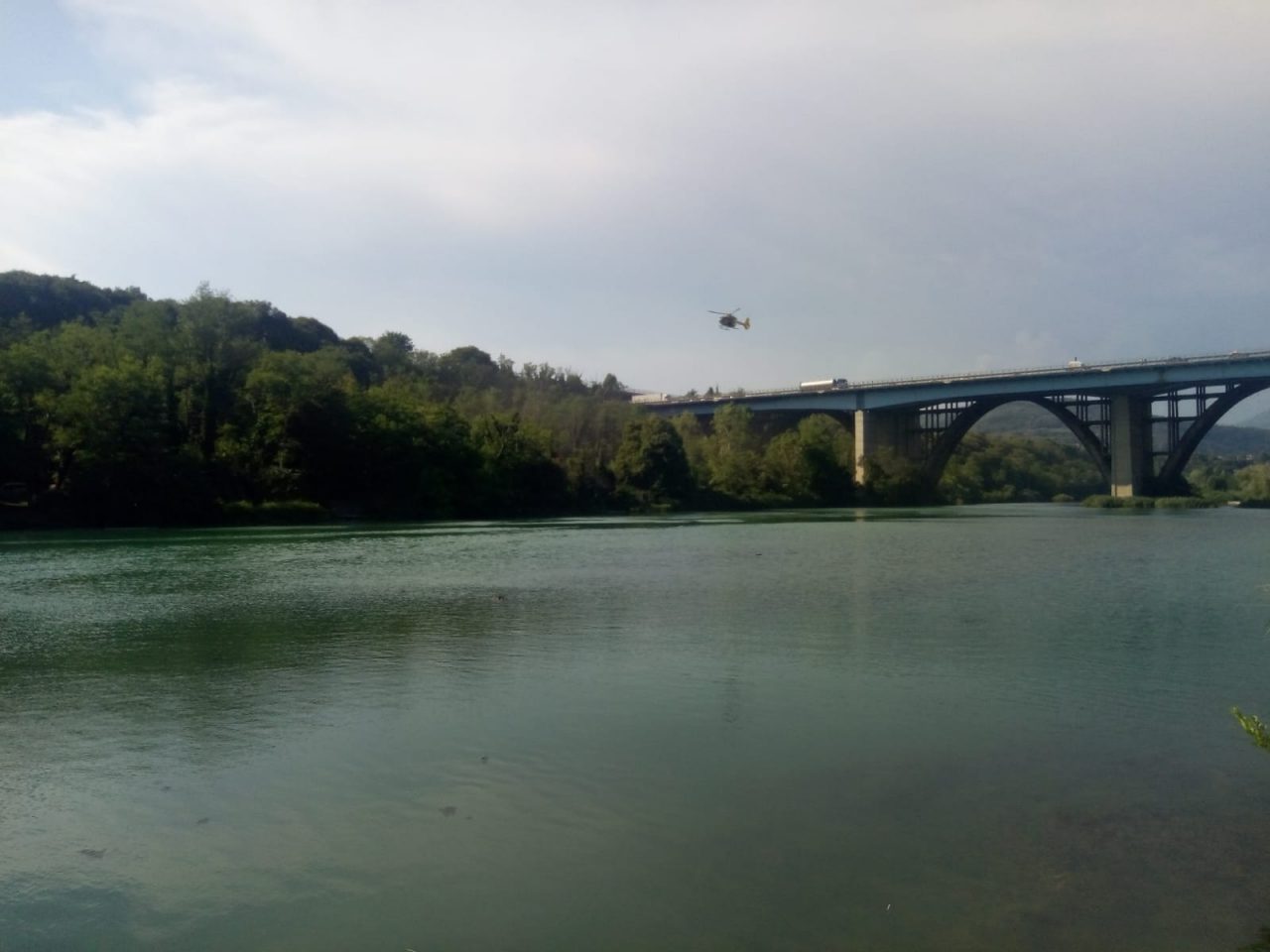 Cadavere avvistato nel fiume: arrivano i soccorsi VIDEO