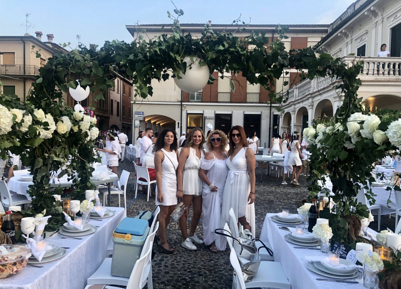 Orzinuovi, piazza Garibaldi si tinge di bianco