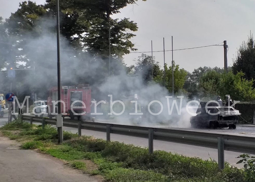 Pontevico – Robecco d’Oglio auto in fiamme sulla carreggiata
