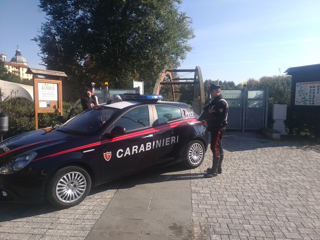 Blitz nei laboratori di confezionamento capi: trovato cinese irregolare. Denunciato il proprietario