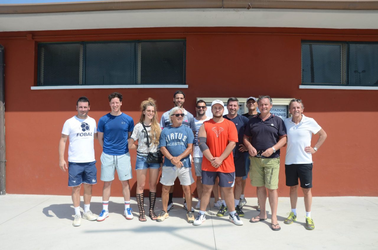 Pavone sfida il caldo con un torneo di tennis