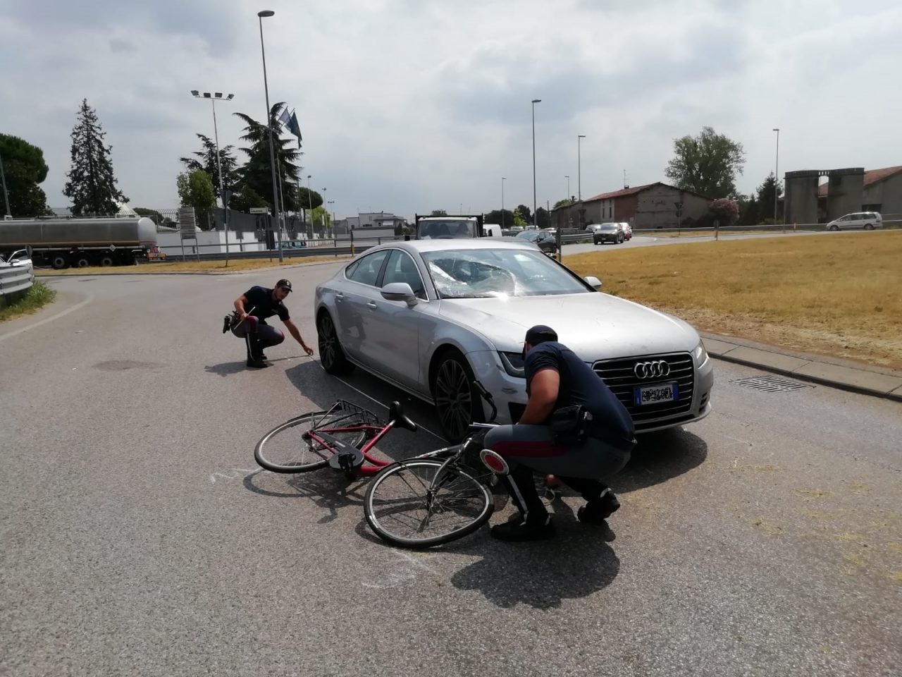 Ciclista investito alla rotonda tra via Montichiari e via Industriale a Ghedi