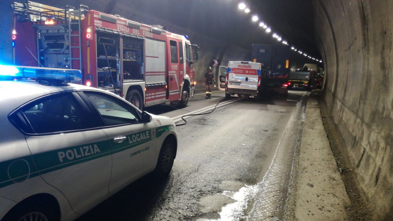 Grave scontro tra due camion e un furgone in galleria Covelo a Iseo