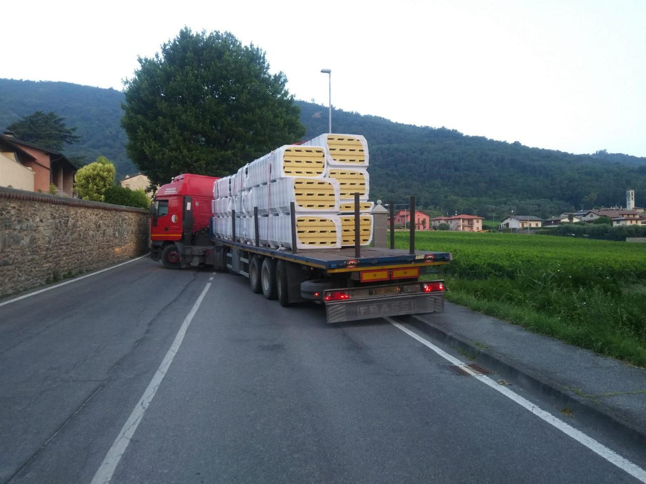 Assalto al Monopolio di Stato: bloccate le strade con tir e furgoni