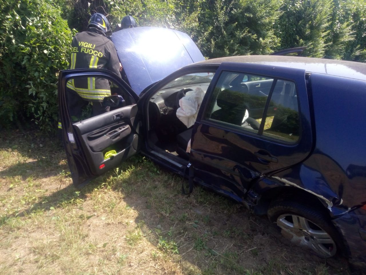Auto fuori strada a Coccaglio: un volo di oltre tre metri