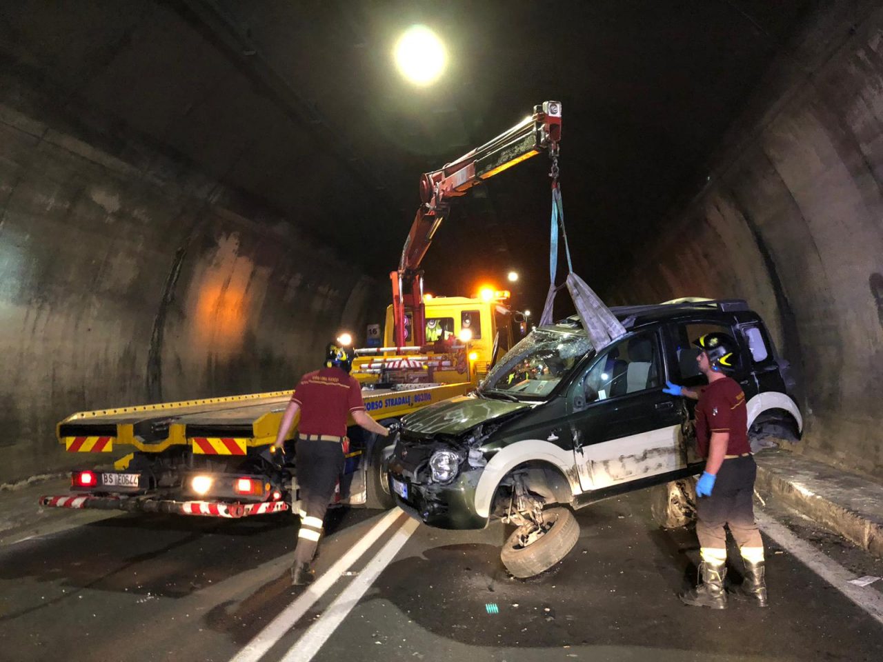 Pauroso schianto fra due auto in galleria Covelo a Iseo