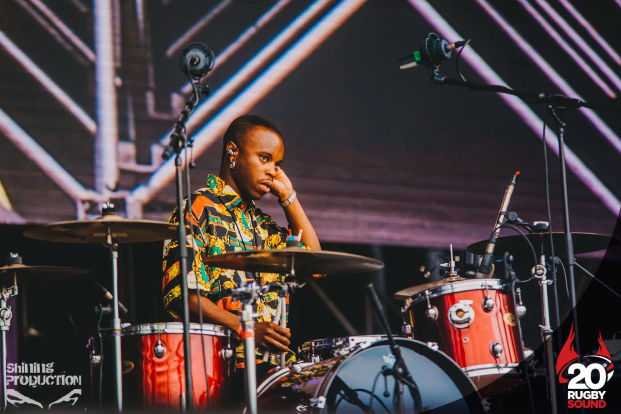 Tutt’uno con la batteria: James Jaka è tra i “grandi” della musica