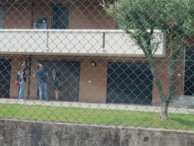 Spara al figlio con un fucile: in manette