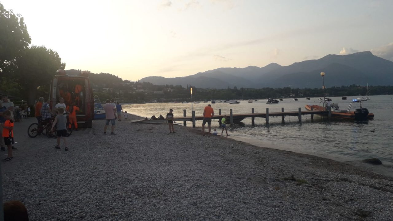 Si tuffa dal pedalò, ma non riemerge: paura per un 42enne sul Garda