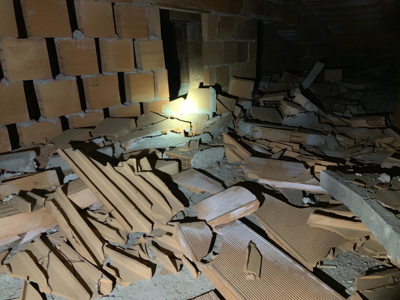 Fulmine distrugge il tetto di una villa: evacuati due anziani a Palazzolo