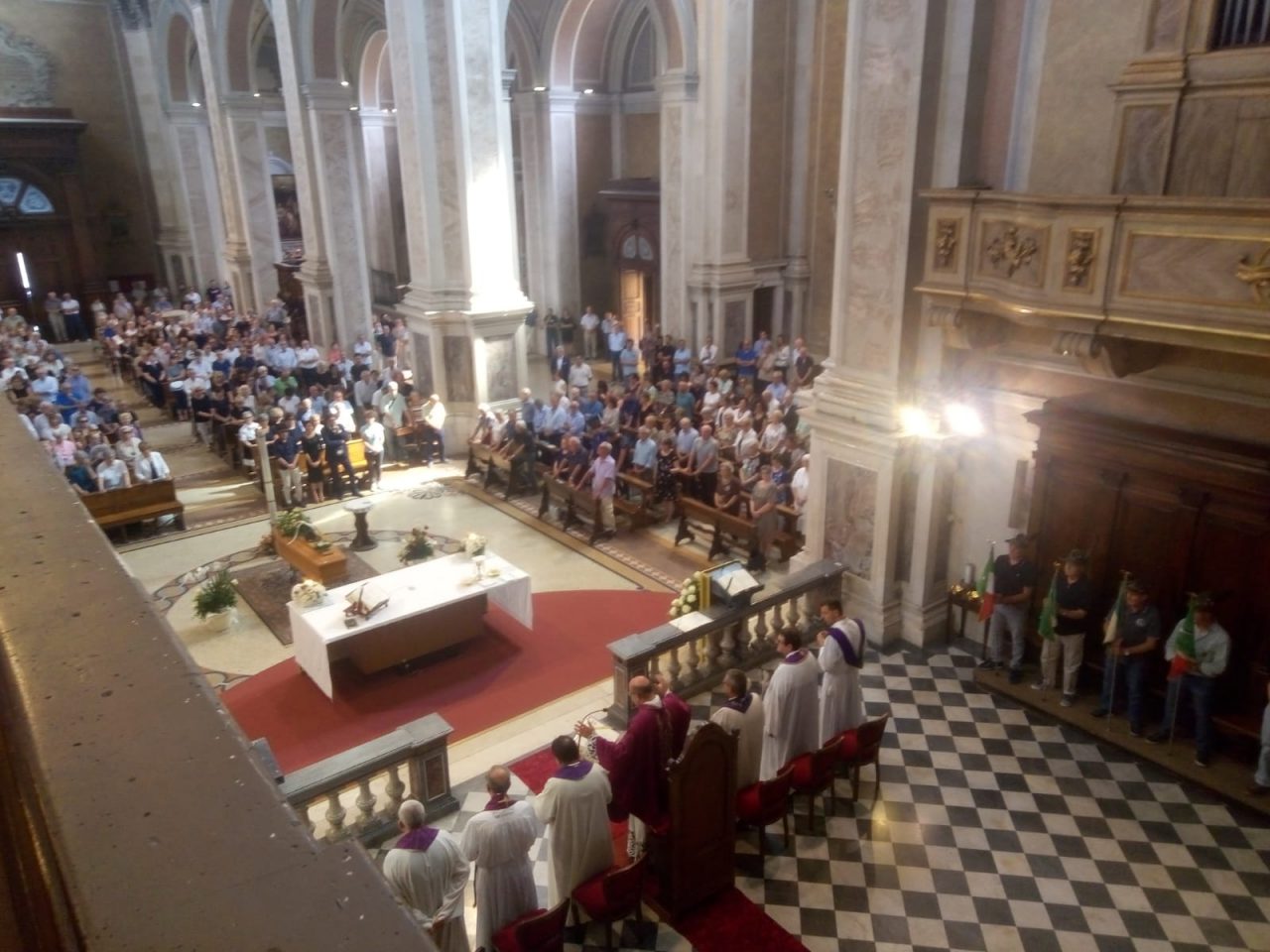 Chiesa gremita a Palazzolo per l’addio a Luciano Demasi VIDEO