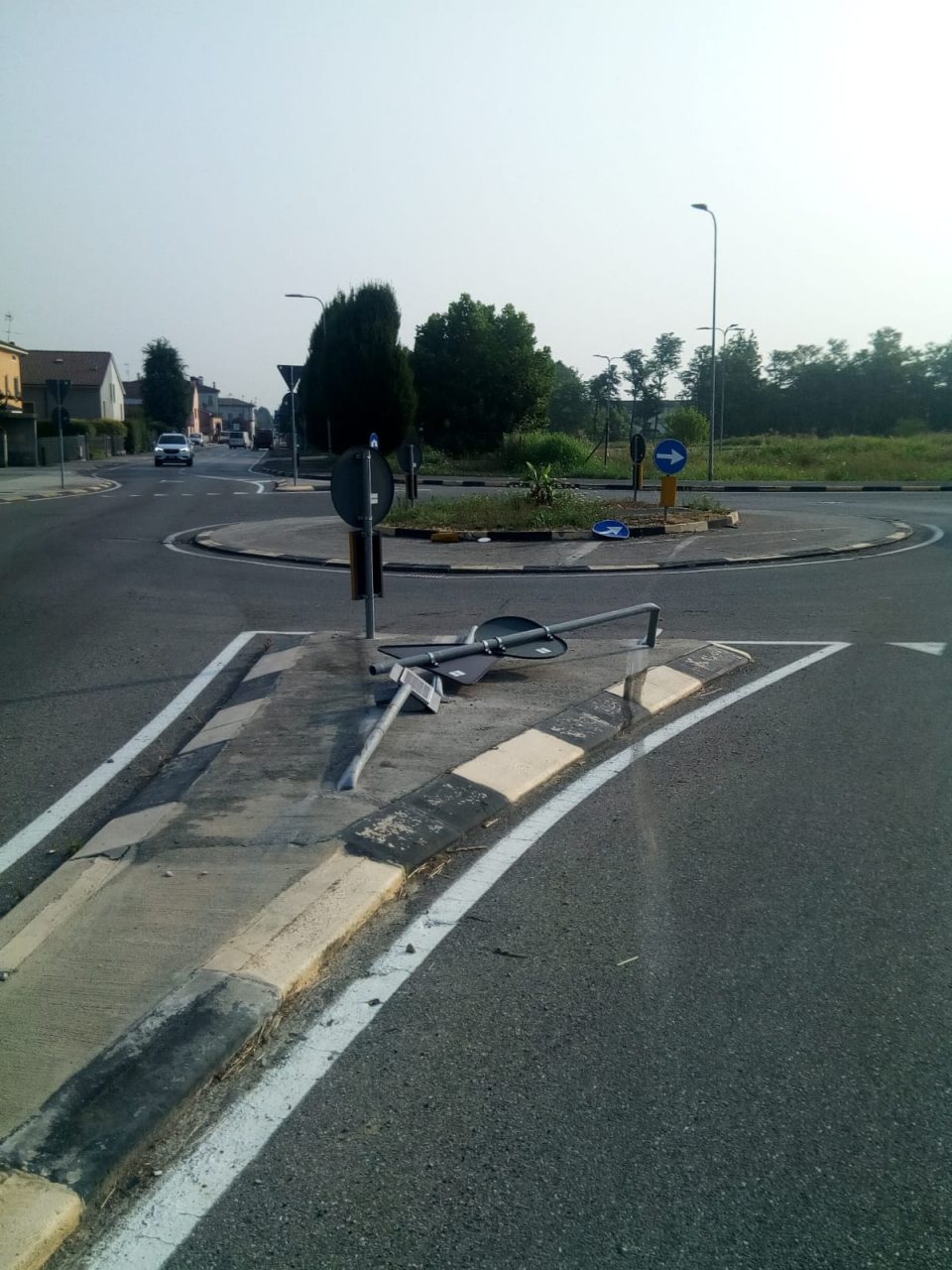 Distrugge una rotonda a Bassano e scappa: trovato il colpevole