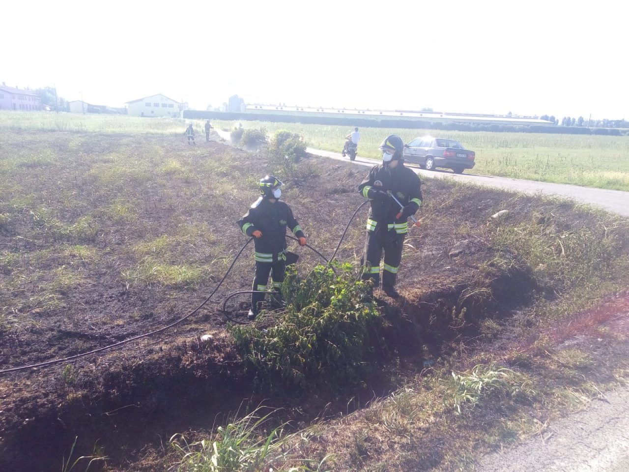 Sterpaglie in fiamme a Chiari: pompieri in azione in via Palazzolo