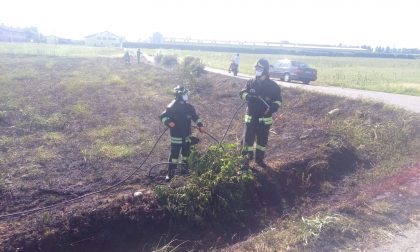 Sterpaglie in fiamme a Chiari: pompieri in azione in via Palazzolo